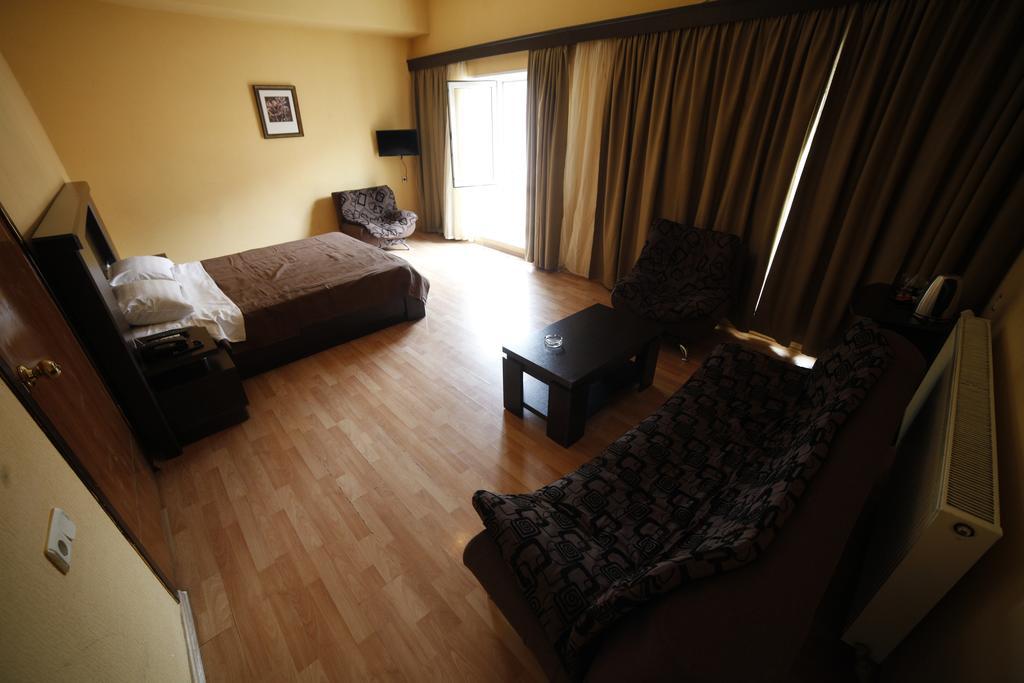 Avenue Hotel ティビリシ 部屋 写真